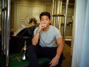 Gaya Makan Pangeran Abdul Mateen hingga Cara Dude Harlino Bersilaturahmi