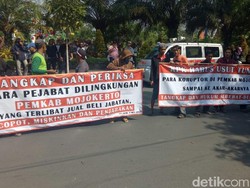 Korupsi Gerogoti Pemkab Mojokerto, Puluhan Warga Demo DPRD
