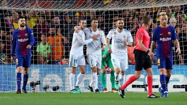 Cristiano Ronaldo menyamakan skor 1-1 setelah membobol gawang Barcelona pada menit ke-15. (