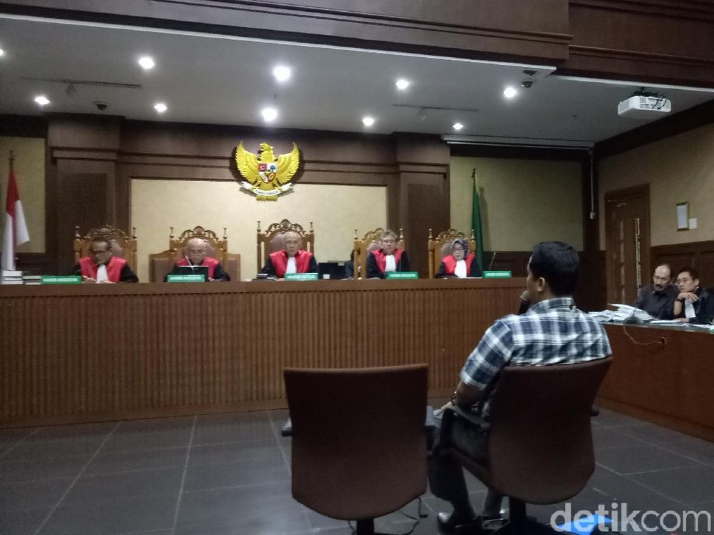 Baju Ajudan Bersih Saat Gotong Novanto Usai Tabrakan Sempat Disoal Baju Ajudan Bersih Saat Gotong Novanto Usai Tabrakan Sempat Disoal