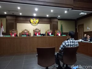 Baju Ajudan Bersih Saat Gotong Novanto Usai Tabrakan Sempat Disoal Baju Ajudan Bersih Saat Gotong Novanto Usai Tabrakan Sempat Disoal