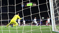 Meski minus satu pemain, Barcelona bisa berbalik unggul lagi lewat gol Lionel Messi pada menit ke-52 lewat tembakan akurat ke pojok kanan gawang Keylor Navas. (Albert Gea/REUTERS)