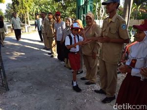 Kembali Bersekolah, Ardi Disambut Guru dan Teman