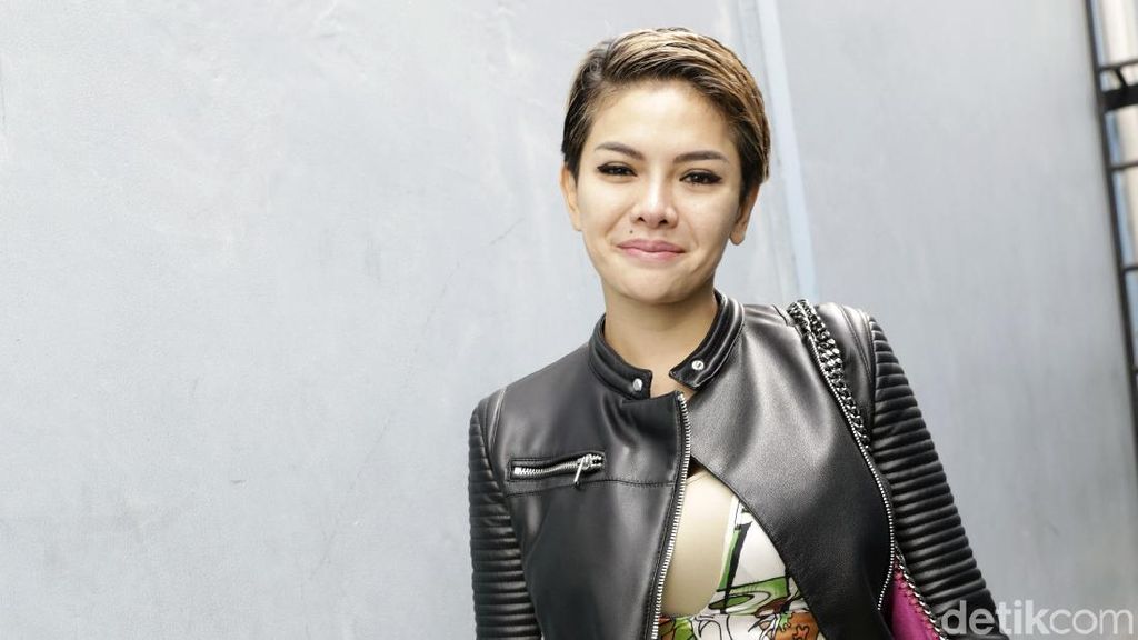 Penampilan Nikita Mirzani Usai Operasi Penampilan Nikita Mirzani Usai Operasi