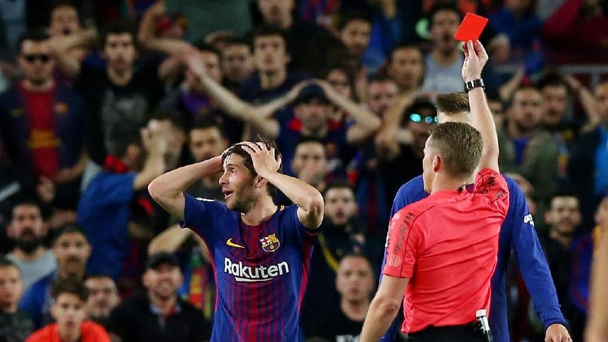 Bek sayap Barcelona Sergi Roberto saat dikartu merah di laga El Clasico kontra Real Madrid usai memukul Marcelo. (Foto: Albert Gea/Reuters)