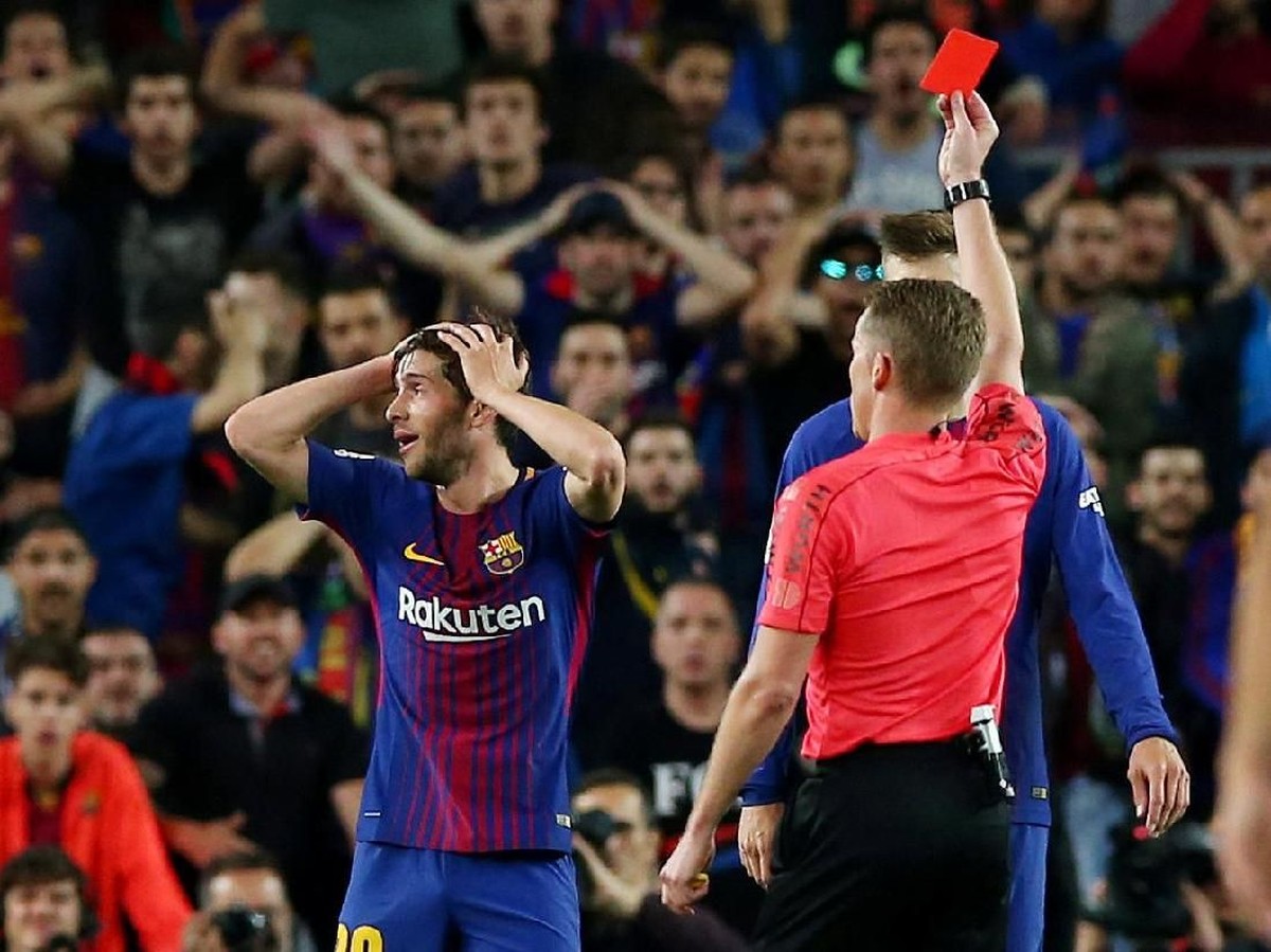 Sergi Roberto diganjar kartu merah. (Foto: Albert Gea/Reuters)