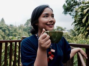 Begini Pose Manis Gita Gutawa Saat Ngopi dan Nikmati Gelato