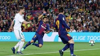 Luis Suarez membuka keunggulan Barcelona di menit ke-10. Ini adalah gol keenam Suarez di laga El Clasico sejak kedatangannya pada 2014. Dia momok baru Real Madrid (Albert Gea/REUTERS)