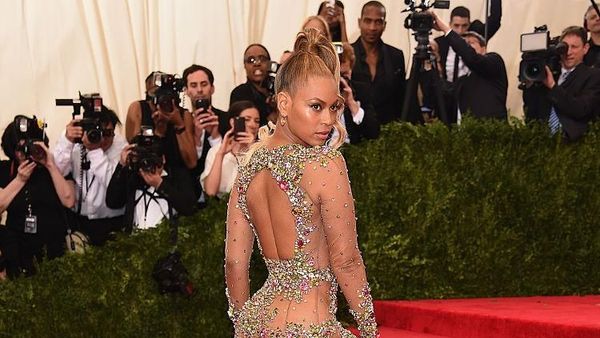 Liar dan Seksi, Deretan Gaun Terheboh dalam Sejarah Acara Mode Akbar