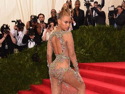 Liar dan Seksi, Deretan Gaun Terheboh dalam Sejarah Acara Mode Akbar