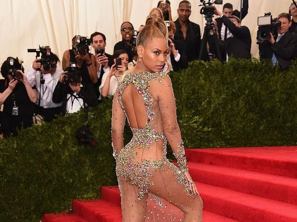 Liar dan Seksi, Deretan Gaun Terheboh dalam Sejarah Acara Mode Akbar