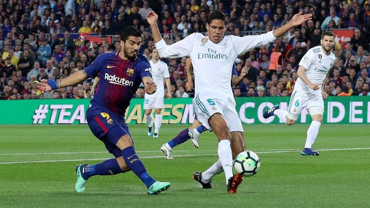 Barcelona vs Real Madrid masih sama kuat 1-1 di babak pertama. (Foto: Albert Gea/Reuters)