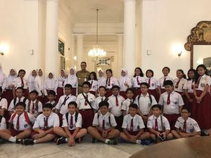 Ulang Tahun, Anies Dapat Kejutan dari Siswa SD di Balai Kota