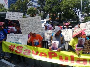 Warga Pulau Pari Gelar Aksi Borgol Tangan di PN Jakut Warga Pulau Pari Gelar Aksi Borgol Tangan di PN Jakut