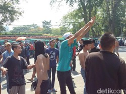 Demo di Gedung Sate, Ratusan Sopir Angkot Asik Berjoget Dangdut