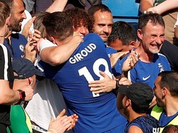 Di Balik Pelukan Giroud dengan David Luiz
