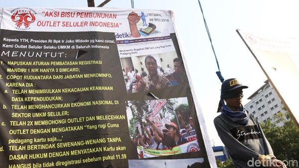 Foto News: Aksi Gantung Diri Pedagang Pulsa di Istana