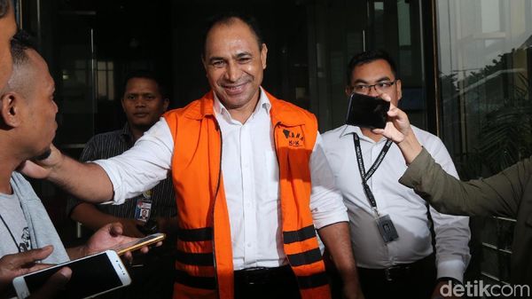 Usai Diperiksa KPK, Bupati Ngada Masih Tebar Senyuman