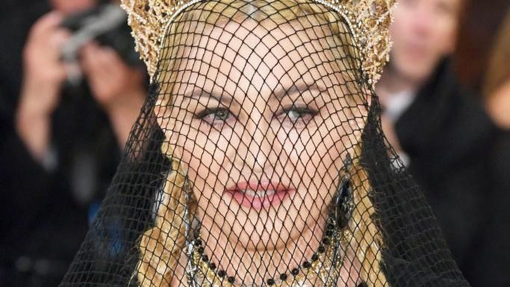 Foto: Inilah Mahkota Karya Desainer Indonesia yang Dipakai Madonna