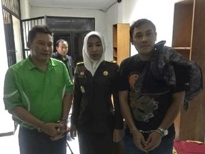 Pemred-Redaktur Obor Rakyat Dibui 1 Tahun di LP Cipinang Pemred-Redaktur Obor Rakyat Dibui 1 Tahun di LP Cipinang