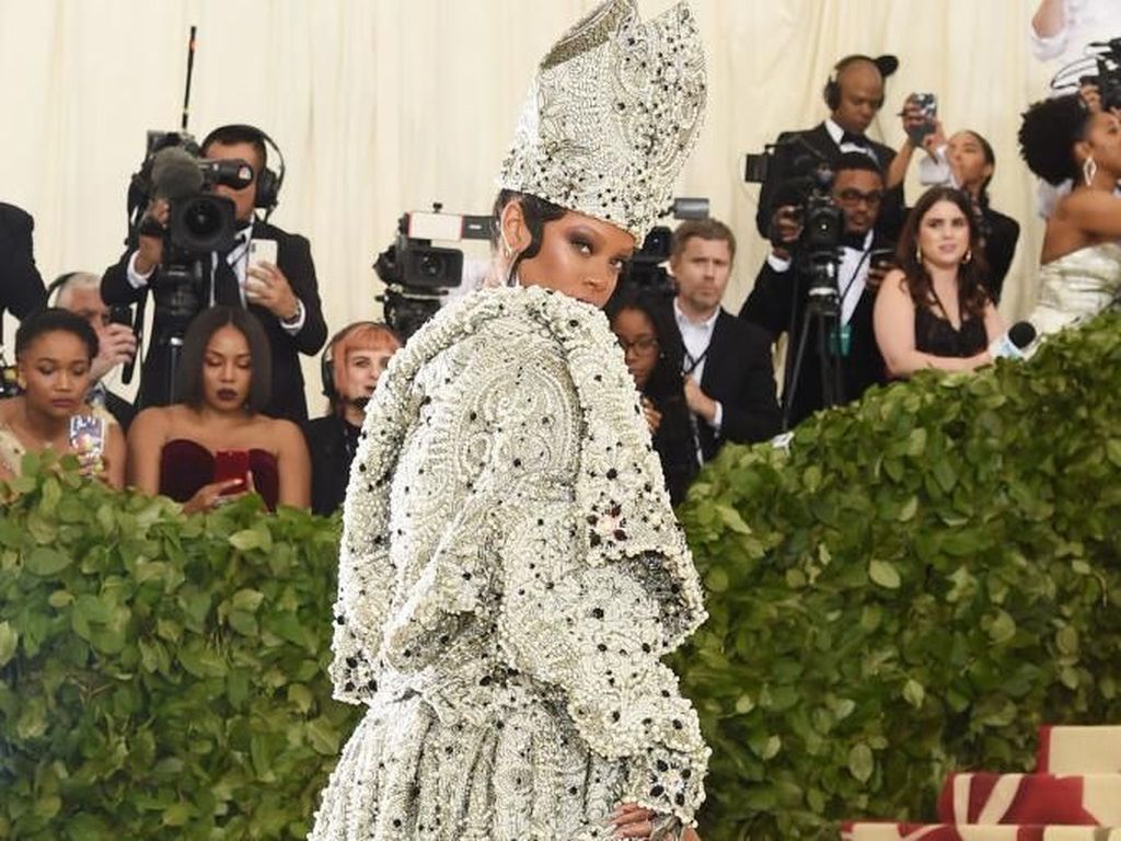 Met Gala Batal karena Corona, Lihat 10 Gaya Tamu Selebnya yang Kontroversial Met Gala Batal karena Corona, Lihat 10 Gaya Tamu Selebnya yang Kontroversial