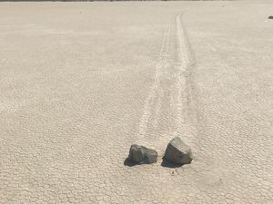 Di Tempat Ini, Ada Batu yang Bisa Bergeser Sendiri