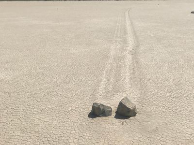 Di Tempat Ini, Ada Batu yang Bisa Bergeser Sendiri