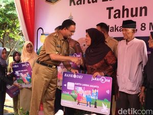 Anies Bagikan 321 Kartu Lansia Jakarta di Johar Baru Anies Bagikan 321 Kartu Lansia Jakarta di Johar Baru