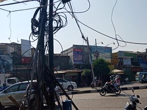 Dipancang Bambu, Kabel Semrawut di Koja Ganggu Lalin