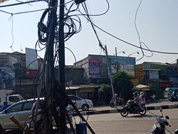 Dipancang Bambu, Kabel Semrawut di Koja Ganggu Lalin