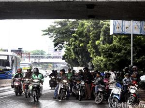 Motor Berteduh di Kolong Jembatan? Siap-siap Didenda Rp 250 Ribu! Motor Berteduh di Kolong Jembatan? Siap-siap Didenda Rp 250 Ribu!