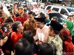 Berbusana Putih, Gus Ipul-Puti Tiba di Lokasi Debat Kedua Cagub Jatim