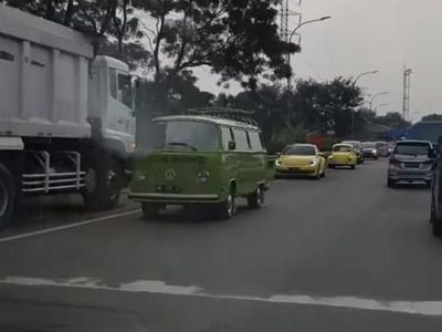 Berita Heboh: Desmond Sebut Amien Rais Pecundang, Viral Konvoi VW
