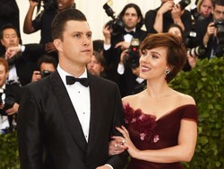 Scarlett Johansson-Colin Jost SNL Tunangan Setelah 2 Tahun Pacaran