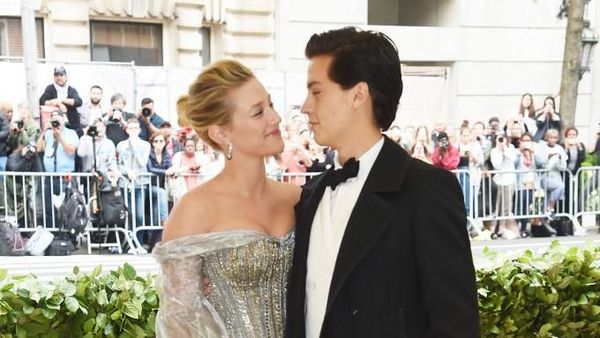 Potret Cantik Aktris Riverdale yang Ngaku Biseksual Setelah Putus Cinta