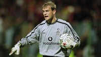 Roy Carroll punya medali Premier League saat Manchester United juara pada 2002/2003. Namun yang diingat darinya adalah blunder ketika dia gagal menangkap bola tendangan pemain Tottenham Hotspur Pedro Mendes. Foto: Shaun Botterill/Allsport