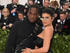 So Sweet! Kylie Jenner Dapat Kejutan Rumah Penuh Mawar dari Pacar So Sweet! Kylie Jenner Dapat Kejutan Rumah Penuh Mawar dari Pacar