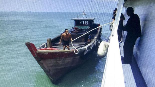 Kapal patroli Bakamla KN. Belut Laut – 4806, yang sedang melaksanakan tugas patroli di wilayah Zona Kamla Barat menangkap sebuah Kapal Motor yang diduga merupakan kapal penampung BBM, di perairan Selat Malaka