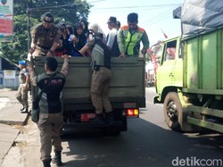 Angkot Soreang-Leuwipanjang Mogok, Penumpang Naik Mobil Truk