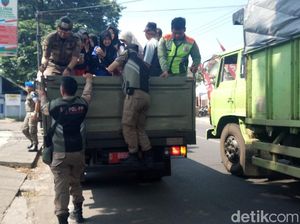 Angkot Soreang-Leuwipanjang Mogok, Penumpang Naik Mobil Truk Angkot Soreang-Leuwipanjang Mogok, Penumpang Naik Mobil Truk