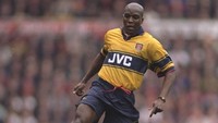 Nama Christopher Wreh pernah menghiasi sepakbola Indonesia saat dia memperkuat Perseman Manokwari pada 2007-2010. Siapa sangka, pemain asal Liberia itu punya satu gelar Premier League bersama Arsenal pada 1997-1998. Foto: Shaun Botterill/Allsport