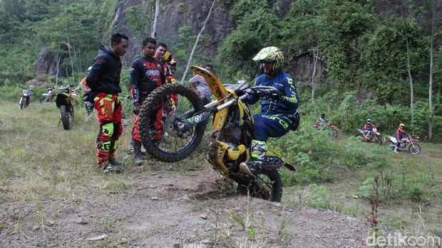 Penasaran Serunya Piknik di Bawah Tebing? Mampir ke Tebing Lingga Yuk