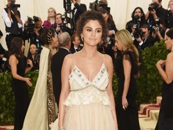 Alasan di Balik Penampilan Selena Gomez Berwajah Coklat di Met Gala 2018