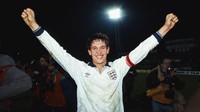 Gary Lineker adalah bukti lain bahwa Barcelona punya sejarah panjang dengan Jepang. Setelah meninggalkan Barcelona untuk Tottenham Hotspur, selanjutnya pemain legendaris Inggris ini bermain di Nagoya Grampus Eight. (Foto: Ben Radford/Allsport/Getty Images)