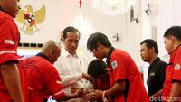 Foto: Jokowi Dengarkan Curhat Sopir Truk di Istana