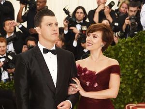 Senyum Bahagia Scarlett Johansson ke Met Gala 2018 Bareng Pacar Senyum Bahagia Scarlett Johansson ke Met Gala 2018 Bareng Pacar