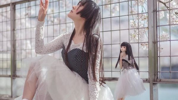 10 Potret Wanita Cantik yang Kembar dengan Bonekanya Ini Bikin Takjub