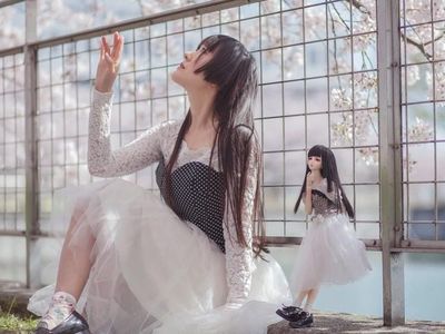 10 Potret Wanita Cantik yang Kembar dengan Bonekanya Ini Bikin Takjub