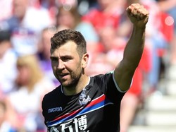 James McArthur menyumbang satu gol saat Crystal Palace mengalahkan Burnley 2-0. (Foto: Nigel Roddis/Getty Images)