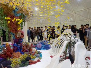 Menghipnotis! Rajutan Dunia Bawah Laut Mulyana di Art Jog 11